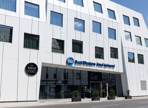 Best Western Hotel Spinnerei Linz Entrance to the Best Western Hotel Spinnerei with GIULIO Restaurant & Bar during the day